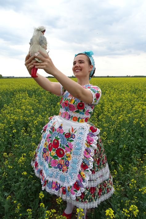 Holland Marcsi or Mariëlle van Luijk in the well known Hungarian folk costume of Kalocsa Hungarian Folk Dress, Hungarian Folk Tales, Hungarian Folk Costume, Hungarian Traditional Clothing, Hungarian Dress, Hungarian Clothing, Hungarian Culture, Hungarian Fashion, Hungarian Folk Art