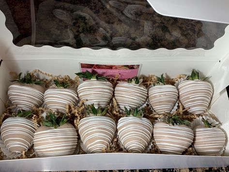 Brown And White Chocolate Covered Strawberries, Neutral Chocolate Covered Strawberries, Brown Chocolate Covered Strawberries, White Chocolate Covered Strawberries, Brown Chocolate, Wedding 2025, Heart Cake, Cake Cover, Covered Strawberries