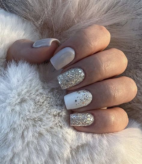 Glitter Accent Nails, New Years Eve Nails, Gold Glitter Nails, Sparkle Nails, Nail Designs Glitter, Neutral Nails, New Year's Nails, Short Acrylic Nails, Square Nails