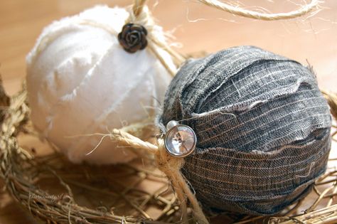 wrap a styrofoam ball with torn fabric strips to make a rag ball ornament. Sewing Machine Quilting, Handmade Christmas Tree, Navidad Diy, Christmas Ornament Pattern, Rustic Christmas Tree, Fabric Ornaments, Christmas Ornaments Homemade, Christmas Ornaments To Make, Homemade Christmas