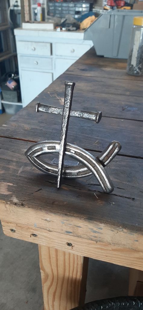 Horseshoe Crafts Diy, Beginner Welding Projects, Beginner Welding Projects Ideas, Easy Welding Projects, Beginner Welding, Railroad Spikes Crafts, Railroad Spike Art, Welding Projects Ideas, Welding Gifts