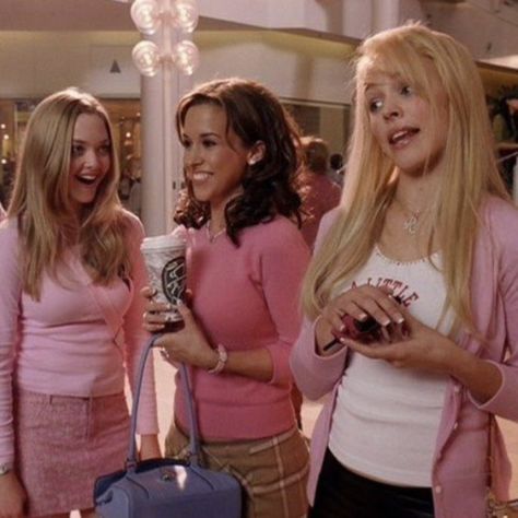 Mean Girls Scene, Iconic Trios Female, Mean Girls Gretchen, Mean Girl 3, Mean Girls Costume, Mean Girls Aesthetic, Karen Smith, Girls Foto, Character Fashion