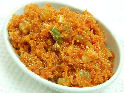 Gajar ka halwa, or carrot halva, is a favorite Indian and Pakistani dessert, a little like a pudding, with a beautiful color and a wonderful sweetness. Pakistani Sweets, Marinated Chicken Kebabs, Gajar Ka Halwa Recipe, Mauritius Food, Pakistani Desserts, Halva Recipe, Ramadan Recipes Iftar, Indian Pudding, Pakistani Dishes