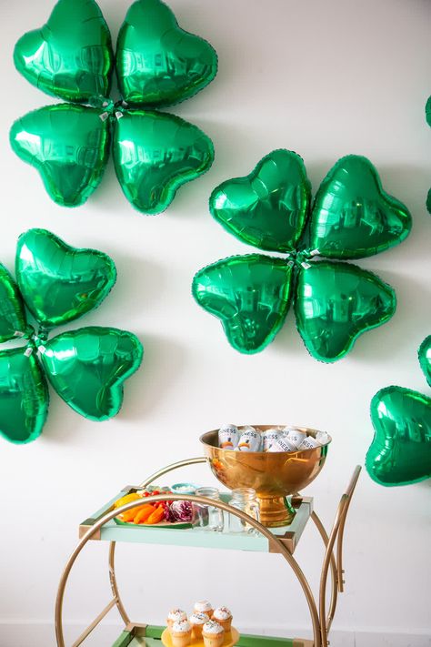 St Patricks Day Party Adults, St Patricks Theme, Green Lemonade, Green Balloons, Party Decoration Items, Hosting Holidays, Rainbow Cupcakes, Balloons Party, Spring Outdoor