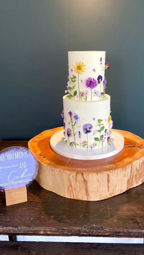 Yellow Wedding Cake, Tangled Wedding, Flowers Wedding Cake, Edible Flowers Cake, Purple Wedding Cake, Purple And Green Wedding, Yellow Wedding Theme, Green Wedding Cake, Tangled Birthday