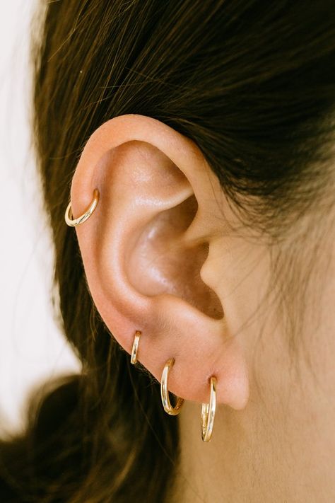 Helix Piercing With Stud, Gold Cartilage Hoop, Ear Piercings Cartilage Hoop, Gold Earrings Cartilage, Piercing Ring Ear, Mid Helix Piercing Hoop, 3 Helix Piercing, Cartlidge Earring, Mid Helix Piercing