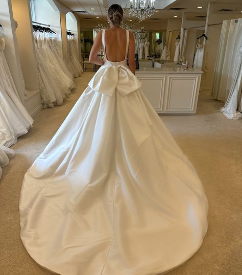 New Arrival! 🥳 Loving Quinlan by @yumikatsuranyc! This silk mikado ball gown features an extended square neckline, a low U back, and a detachable bow! #yumikatsura #bridalaccentscouture #wedding #weddingdress #weddingdressinspo #weddingdressinspiration #bridal #bridalboutique #mnbrides Open Back Ball Gown, Fitted Ball Gown Dress With Satin Bow, Ball Gown Wedding Dress With Bow On Back, Ballgown Wedding Dress With Bow, Low Back Wedding Dress With Bow, Strapless Wedding Dress With Bow In Back, Yumi Katsura, Ball Gown Wedding Dress, Wedding Dress Inspiration