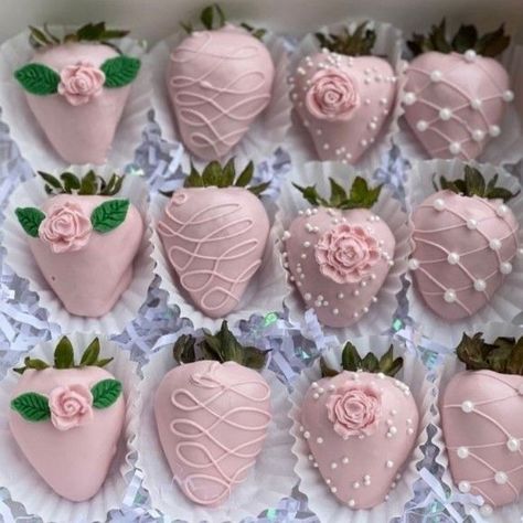 Strawberries Ideas, Strawberry Ideas, Chocolate Covered Strawberry Recipe, Chocolate Covered Strawberries Bouquet, Strawberry Gifts, Dessert Gifts, Chocolate Covered Treats, Chocolate Dipped Strawberries, Pink Chocolate