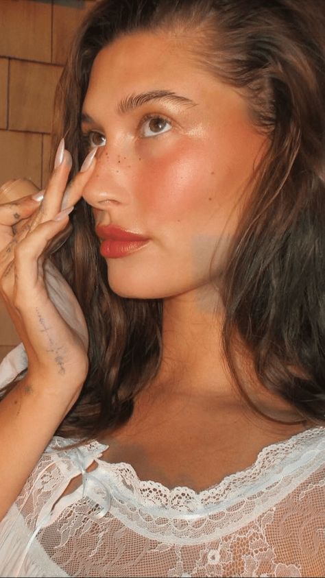 Hailey Bieber's Sun-Kissed Makeup Routine Is the Prettiest Spring Inspo Make Up Sposa, Hailey Rhode Baldwin, Sunkissed Makeup, Sparkly Makeup, Ideas De Maquillaje Natural, Berry Lips, Easy Makeup Tutorial, Body Hair Removal, Lip Hair