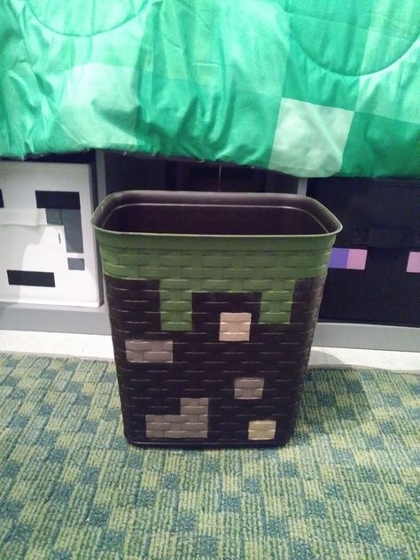 Handpainted MINECRAFT inspired trash can. Minecraft Nursery Ideas, Minecraft Laundry Basket, Minecraft Trash Can, Minecraft Bedroom Lamp, Minecraft Room Decor In Real Life, Mine Craft Bedding, Minecraft Storage, Minecraft Room Decor, Minecraft Bedroom