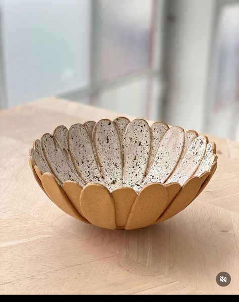 Terra Cotta Clay Crafts, Nature Themed Ceramics, Ceramic Flower Bowl, Pottery Ideas Handbuilt, Pottery Handbuilding Ideas, Hand Building Pottery Ideas, Handbuilt Pottery Ideas, Useful Pottery, Clay Handbuilding