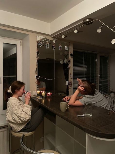 Bff Apartment Goals, Apartment Roommates Aesthetic, True Friendship Aesthetic, Cozy Friends Aesthetic, Best Friend Apartment, Living With Best Friend Apartment, Feminine Friendship, Room Decor For Women, Chaotic Room