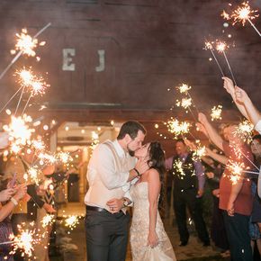 Vintage Wedding Reception Vintage Wedding Reception, Unique Event Venues, Couple Vintage, Wedding Portrait Poses, Unique Wedding Photos, Wedding Sparklers, Happy Photos, Phoenix Wedding, Groom Photo