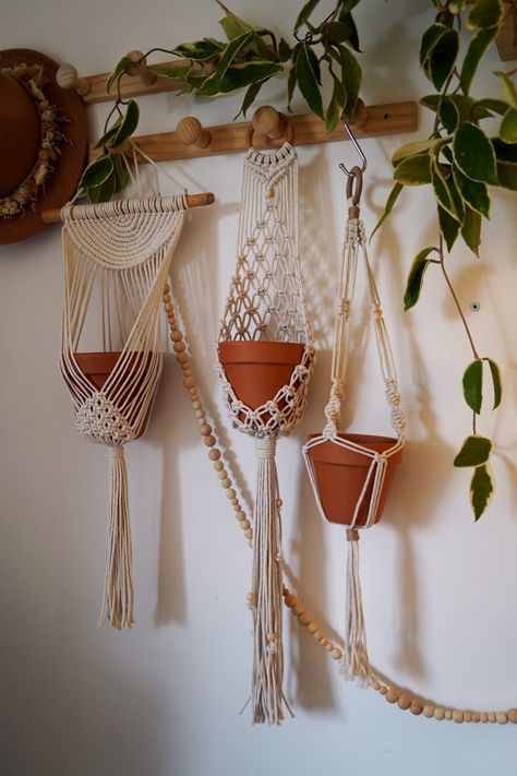 Quoi de plus bohème que des plantes dans se belles suspensions en coton écologique... Styling Hanging Plants, Hanger Plant Macrame, Boho Macrame Plant Hanger, Macrame For Plants, Plant Macrame Hanger Diy, Plant Macrame Hanger, Macrame Plant Hanger Ideas, Macrame Plant Hanger Wall, Macrame Wall Plant Hanger