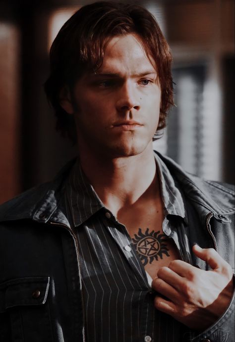 Sam Winchester Tattoo, Sam And Dean Tattoo, Sam Winchester Wallpaper, Sam E Dean, Fandom Tattoos, Supernatural Outfits, Supernatural Movies, Supernatural Tattoo, Jared Padalecki Supernatural