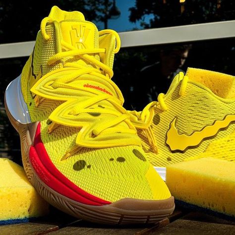 Kyrie 5 Spongebob, Zapatillas Nike Basketball, Tenis Basketball, Nice Sneakers, Nike Casual Shoes, Nike Kyrie 5, Shoes Cabinet, Kyrie 5, Urban Shoes