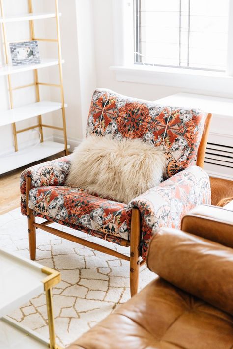 Anthropologie upholstered chair inspiration from Becki Owens. Check out 8 Ways to Revamp your Furniture. #furniture #makeover #upcycle #upholstered #chair Nyc Living, Muebles Living, Decor Ikea, 아파트 인테리어, Design Seeds, Furniture Hacks, Decoration Inspiration, The Design Files, Style At Home