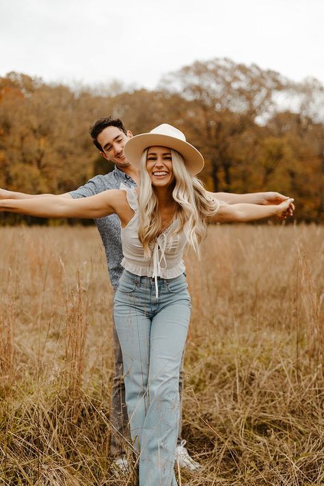 White Shirt Engagement Photos Outfit, Engagement Photos Cowboy Hat, Jean Engagement Pictures, Jeans Engagement Photos Outfit, Engagement Photos Jeans, Summer Engagement Photos Outfit, Utah Engagement Photos, Photo Boots, Engagement Picture Outfits