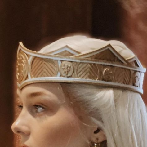 Scarlett 🦢 on Instagram: "𝐐𝐮𝐞𝐞𝐧 𝐑𝐡𝐚𝐞𝐧𝐲𝐫𝐚 𝐓𝐚𝐫𝐠𝐚𝐫𝐲𝐞𝐧  "I do not wish to rule over a kingdom of ash and bone."  crown: @etsy  wig: @wigisfashion  cosplay: @ebay   #rhaenyratargaryen #rhaenyratargaryenedit #rhaenyratargaryencosplay #houseofthedragon #houseofthedragonhbo #cosplay #teamblack" Rhaenys Targaryen The Conqueror, Targaryen Crown, Bone Crown, Kingdom Of Ash, Imagenes Aesthetic, Queen Rhaenyra, Book Journaling, Crown Png, Fantasy Outfits