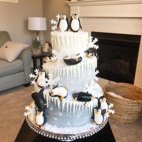 Penguin Wedding Cake, Winter Onederland Cake, Penguin Birthday Party, Penguin Wedding, Penguin Cake, Penguin Cakes, Animal Birthday Cakes, Penguin Birthday, Penguin Party