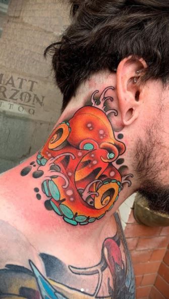 85 Unique Octopus Tattoos You'll Need To See - Tattoo Me Now Octopus Neck Tattoo, Kraken Tattoos, Octopus Colorful, Tattoos Octopus, Unusual Tattoos, Tentacle Tattoo, Sea Life Tattoos, Foo Dog Tattoo Design, Kraken Tattoo