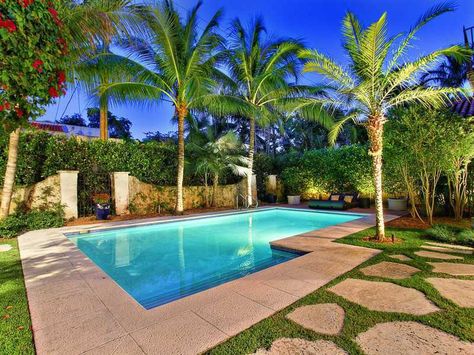 Decoracao excelente Garden Pool Design, Ideas De Piscina, Tropical Backyard Landscaping, Backyard Pool Design, Beach Entry Pool, Swimming Pool Landscaping, Luxury Landscaping, Tropical Backyard, Small Pool Design