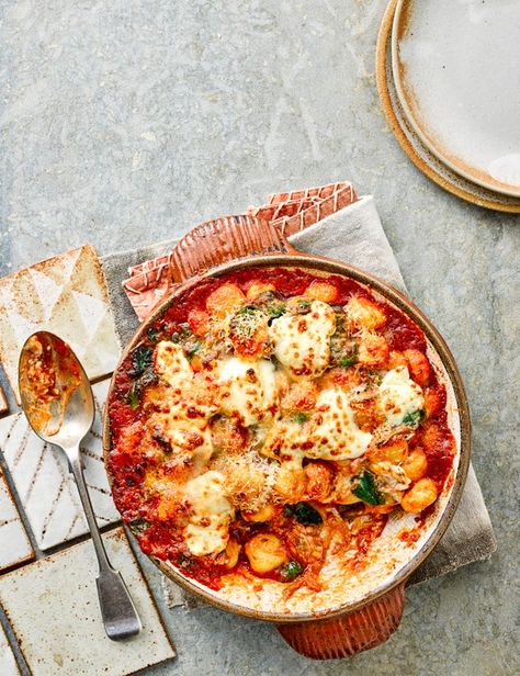 Grill this warming gnocchi until bubbling and golden for a quick midweek meal ready in 20 minutes Gnocchi Recipes Homemade, Tomato Spinach, Recipe Notebook, Baked Gnocchi, Homemade Gnocchi, Veggie Meals, Diner Recept, Veggie Food, Gnocchi Recipes