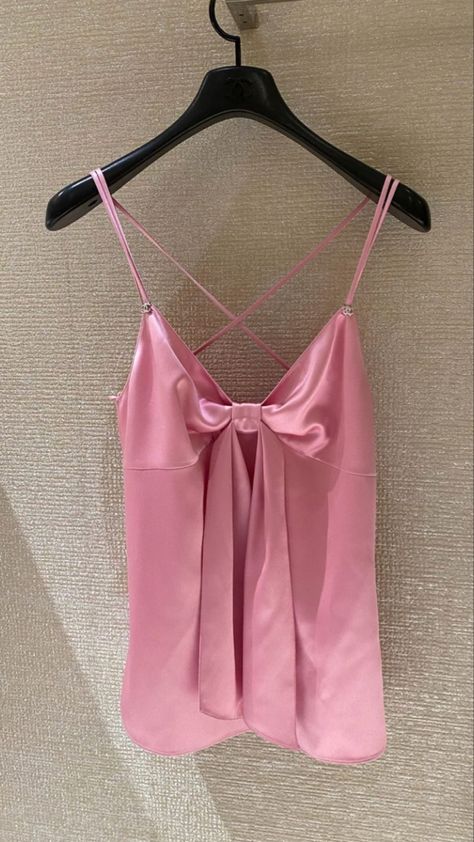 Summer Outfits 2023 Feminine, Pink Tank Outfit, Pink Silk Outfit, Pink Satin Top, Pink Silk Top, Pink Ootd, Fest Outfits, Pink Bow Tie, Party Fits