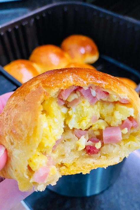 stuffed biscuits Air Fryer Breakfast Biscuits, Ham And Egg Biscuits, Biscuits And Eggs Breakfast, Air Fryer Ham And Cheese Biscuits, Air Fryer Grands Biscuits, Air Fryer Breakfast Casserole, Stuffed Breakfast Biscuits, Air Fryer Breakfast Ideas, Canned Biscuits In Air Fryer