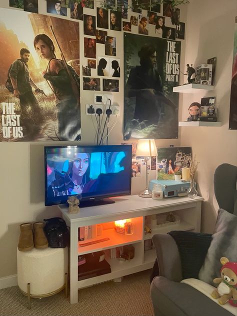 the last of us arcane room aesthetic The Last Of Us Gaming Setup, Last Of Us Room Decor, Tumblr Rooms Aesthetic, Tlou Inspired Room, The Last Of Us Themed Room, Twd Room Ideas, The Last Of Us Bedroom Ideas, The Last Of Us Bedroom, The Last Of Us Room Ideas