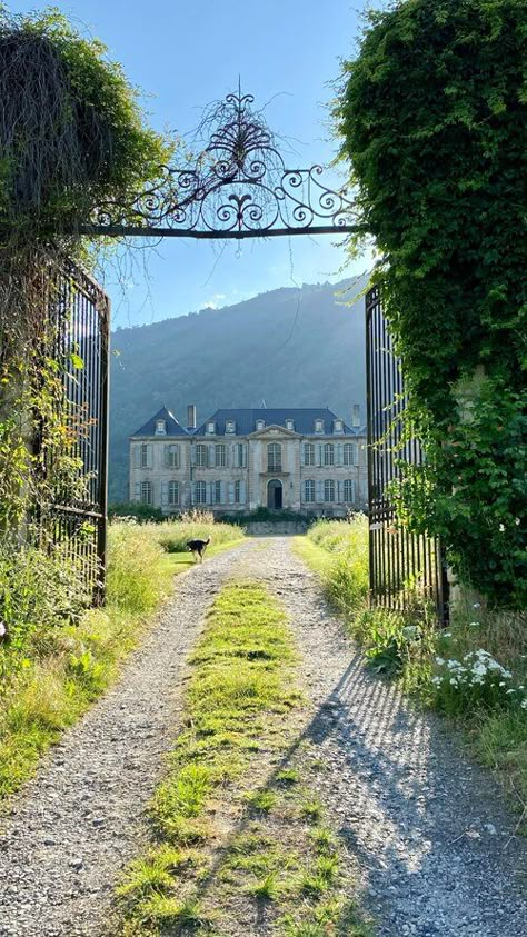 Snape House, Chateau De Gudanes, Fantasy Inspo, Mediterranean House, Medieval Castles, Bloxburg Ideas, Chateau France, The Count, Family Property