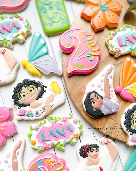 Encanto Cookies Decorated, Encanto Sugar Cookies, Encanto Cookies, Encanto Birthday, Encanto Party, Disney Frozen Birthday Party, Flooding Cookies, Butterfly Cookies, Jasmine Birthday