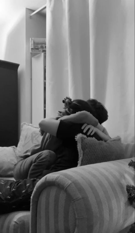 Goodbye Hugs Couple, Big Hug Aesthetic, Couple Hugging Pictures Hidden Face, Hug Astethic, Cuddling On Sofa Pose, Deep Hugs Couple, Hug Pics, Couple On Sofa, Deep Hug