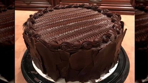 Costco Has Good News For Fans Of Its Popular Chocolate Cake Costco Cupcakes, Costco Chocolate Cake, Costco Cake, Mini Chocolate Cake, American Chocolate, Cake Writing, Wedding Chocolate, Baking Cocoa, Birthday Cake Chocolate