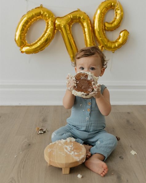 It’s been a while since I’ve posted a family session, so I figured I should share these super adorable photos from this family/smash cake session 🥹 Family Session, Cake Smash