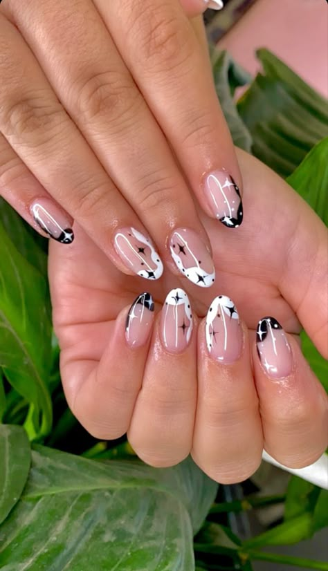 Fall Nails Black And White, Chic October Nails, Black And White Nails With Stars, Nails For Concert, Stardust Nails, Black And White Star Nails, Concert Nails Ideas, White Halloween Nails, Concert Nails