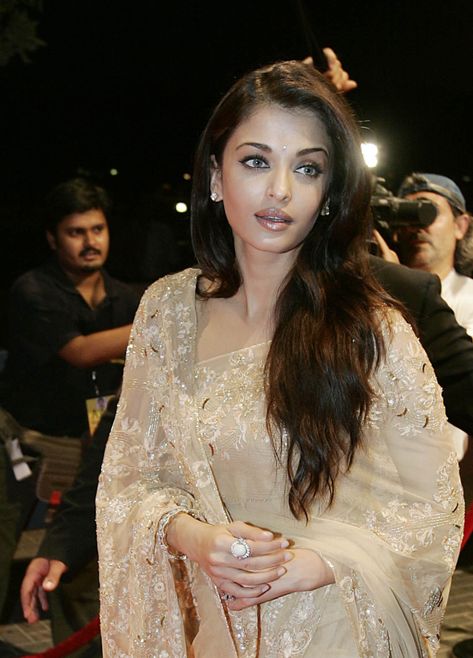 Aishwarya Rai Wallpaper, Aishwarya Rai Images, Aishwarya Rai Pictures, ऐश्वर्या राय, Red Sari, Aishwarya Rai Photo, Aishwarya Rai Bachchan, Shah Rukh Khan, Aishwarya Rai