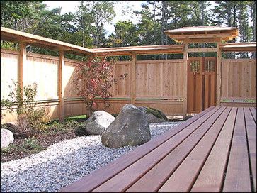 I really like this fence!  Asian Home Mid Century Modern Design, Pictures, Remodel, Decor and Ideas Japanese Garden Gates Entrance, Asian Gate Design, Asian Fence Japanese Style, Traditional Japanese House Gate, Japanese Garden Elements, Japanese Garden Zen, Japanese Fence, Japanese Gate, Japanese Garden Design