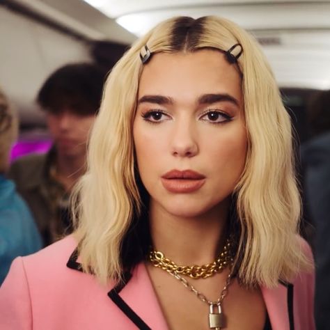 Dua Lipa | Break My Heart Music Video Dua Lipa Father, Dua Lipa Concert, Balayage Blond, Cute Hair Colors, Long Hair With Bangs, Fancy Hairstyles, Hair Inspiration Color, Orange Hair, Dua Lipa