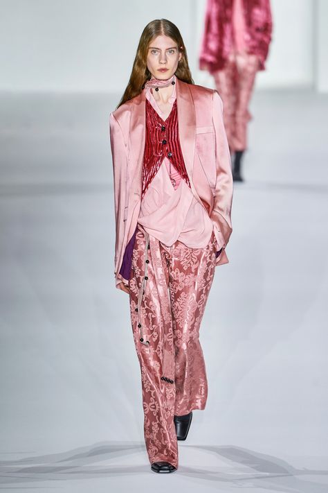 Ann Demeulemeester Fall 2019 Ready-to-Wear Collection - Vogue Mode Rose, Ann Demeulemeester, Mens Winter Fashion, John Galliano, Fashion Show Collection, Fit Check, Primavera Estate, Paris Fashion, Runway Fashion