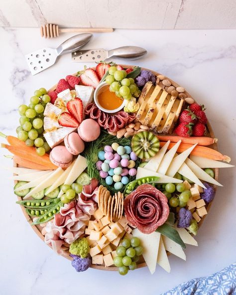 Easter Charcuterie Board Ideas Brunch, Easter Boards Food, Easy Easter Charcuterie Board, Easter Snack Board, Charcuterie Board Easter, Easter Butter Board, Easter Cheese Board, Spring Cheese Board, Easter Charcuterie