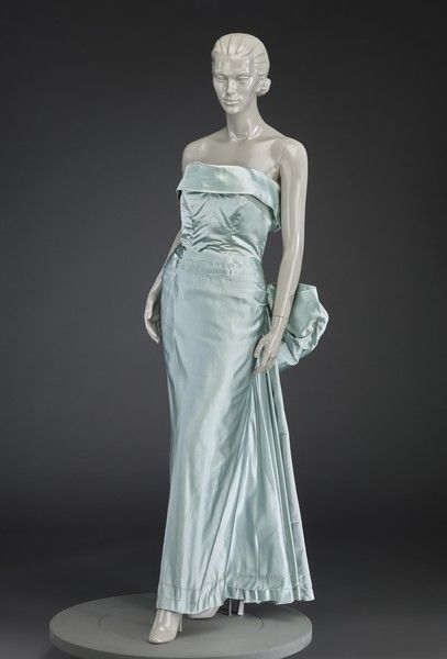 1950, America - Silk satin evening dress by Nettie Rosenstein 1950 America, Nettie Rosenstein, Grunge Kawaii, 1950s Fashion Women, Fashion 1950, France Fashion, Historical Costuming, 1950s Dresses, Charles James