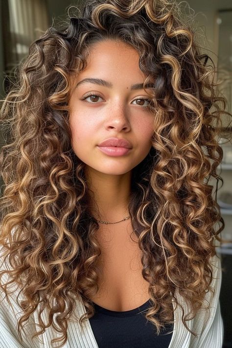 12 Haircut Wonders for Your Round Face Natural Curly Hair Color Ideas, Coloured Curly Hair, Curly Hair Color Ideas Balayage, Fall Curly Hair, Curly Hair Colour, Curly Ombre Hair, Curly Hair Specialist, Curly Highlights, Curly Cuts