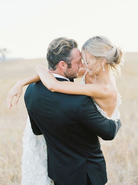 6 Helpful Tips for Writing Your Wedding Vows ❤️ Writing Wedding Vows, Bride And Groom Kiss, Wedding Photography Bride And Groom, Rustic Wedding Photography, Barn Wedding Photos, Wedding Portrait Poses, Outdoor Wedding Photography, Wedding Photography Bride, Beach Wedding Photography