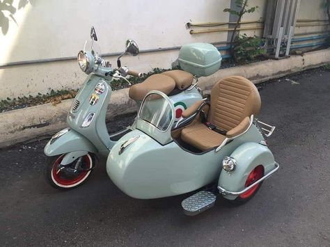 Moped With Sidecar, Vespa With Sidecar, Cute Vespa, Cute Bikes, Scooter Aesthetic, Bike Sidecar, Cute Vehicles, Cute Scooter, Aksesoris Jeep