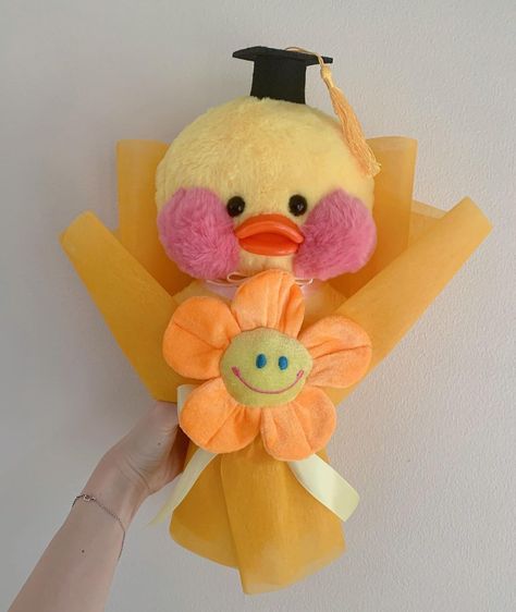 Congratulations For Your Graduation, Non Flower Bouquets, Diy Anniversary, Flower Gift Ideas, Diy Gifts For Friends, Flowers Bouquet Gift, Crafts Workshop, Kawaii Plushies, Diy Bouquet