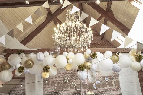 Déco plafond mariage : idées décoration, conseils et sélection Paper Wedding Decorations, Wedding Ceiling Decorations, Rural Wedding, Wedding Ceiling, Rustic Wedding Decorations, Paper Balls, Flower Chandelier, Diy Event, Diy Chandelier