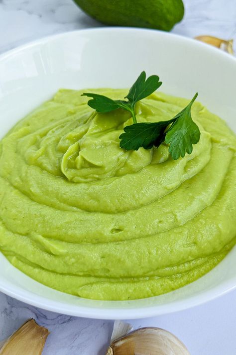 Quick and delicious 5-minutes creamy avocado sauce with lemon and garlic. Is one of the most versatile sauces ever. Use the sauce in a salad dressing, or near your favorite piece of meat or fish. Creamy Avocado Sauce, Homemade Sauce Recipes, Avocado Sauce, Condiment Recipes, Creamy Dip, Fresh Avocado, Ripe Avocado, Salsa Recipe, Homemade Sauce