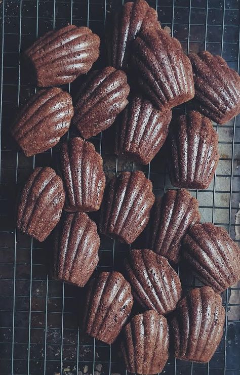 Madeline Cookies Recipe, Madelines Recipe, Chocolate Madeleines, Madeline Cookies, Tea Cake Cookies, Madeleine Recipe, Fancy Desserts Recipes, French Dessert Recipes, Madeleine Cookie