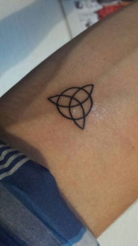 Celtic trinity Simple Celtic Knot Tattoo, The Triquetra Tattoo, Witchy Tattoo Ideas Simple, Simple Celtic Tattoo, Mind Body Soul Tattoo, Past Present Future Tattoo, Present Tattoo, Tattoo Arm Placement, Triquetra Tattoo